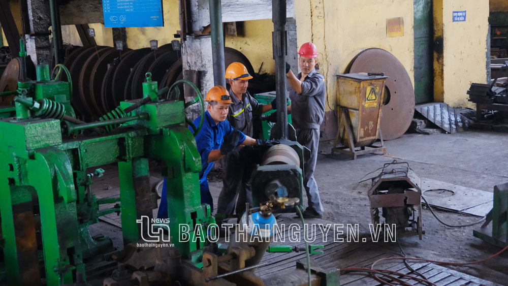 Công nhân Công ty CP Gang Thép Thái Nguyên tập trung sửa chữa, bảo dưỡng máy móc trong thời gian dây chuyền tạm ngưng hoạt động. Ảnh: Lăng Khoa