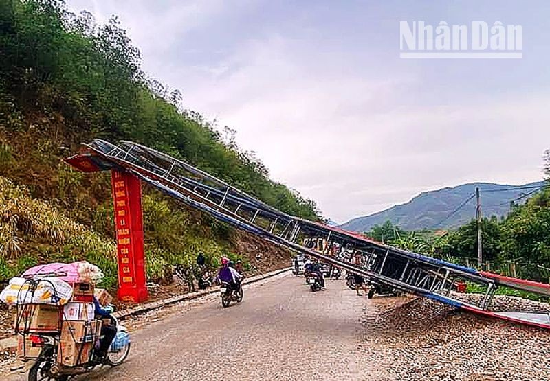 Gió lốc đã làm đổ sập cổng chào xã Chiềng Khoong, huyện Sông Mã.