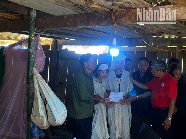 Hội Chữ thập đỏ huyện Thuận Châu và một số ban, ngành của huyện, xã thăm hỏi gia đình có người bị lũ cuốn trôi tại bản Bon Nghè, xã Chiềng Ly.