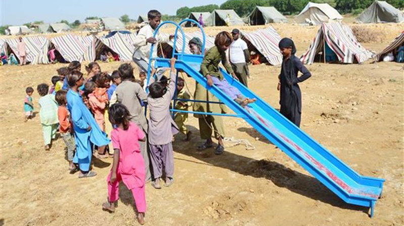 Trẻ em chơi tại các khu lều trại tạm dành cho người dân bị ảnh hưởng bởi lũ lụt ở Hyderabad (Pakistan), ngày 24/9/2022. (Ảnh: THX/TTXVN)