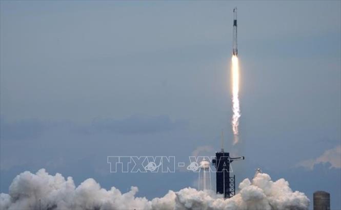 Tên lửa đẩy Falcon 9 mang theo vệ tinh Satria-1 của Indonesia rời bệ phóng tại Mũi Canaveral, bang Floria, Mỹ. Ảnh: AP/TTXVN