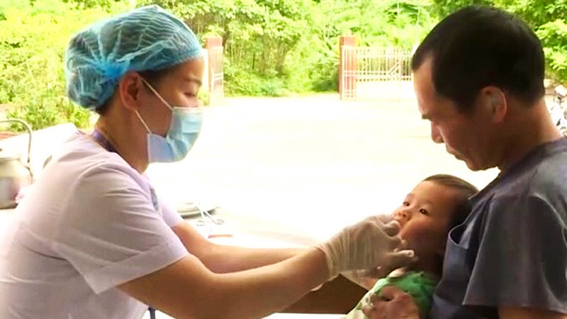 Nhiều phụ huynh ở Thái Nguyên đã chủ động đưa con đến Trạm y tế để được uống vitamin A.