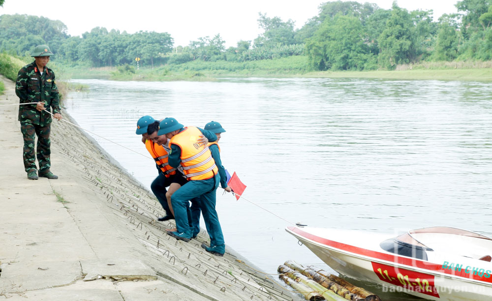 Ban Chỉ huy Quân sự TP. Phổ Yên vừa tổ chức lớp tập huấn lái xuồng, tìm kiếm cứu nạn cho các cán bộ, quân nhân chuyên nghiệp và dân quân tự vệ ở 18 xã, phường. Ảnh: T.L