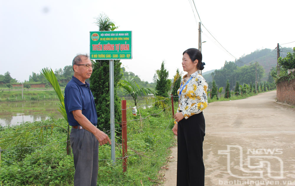 Ông Hoàng Văn Đáp (người có uy tín trong đồng bào dân tộc thiểu số ở xóm Thống Thượng, xã Minh Đức) giới thiệu về tuyến đường nông thôn mới kiểu mẫu của xóm.