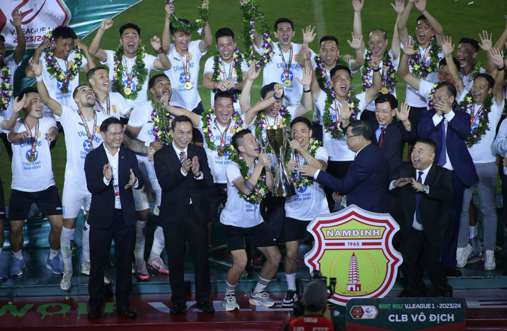 Câu lạc bộ Thép Xanh Nam Định đăng quang ngôi vô địch trước 1 vòng đấu tại V.League 2023-2024. Ảnh: VFF