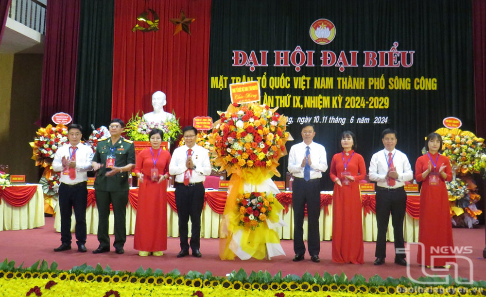 Đồng chí Chủ tịch Ủy ban MTTQ tỉnh Thái Nguyên Dương Văn Tiến (thứ 4 từ bên phải) chức mừng Đại hội.