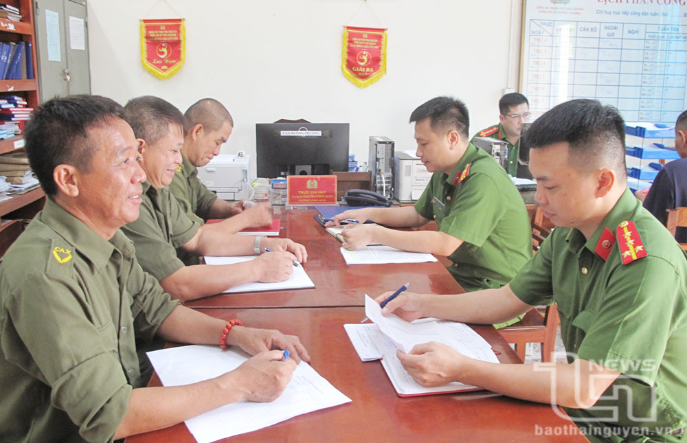 Lực lượng Công an xã bán chuyên trách thường xuyên trao đổi nghiệp vụ với Công an chính quy xã Huống Thượng (TP.Thái Nguyên).