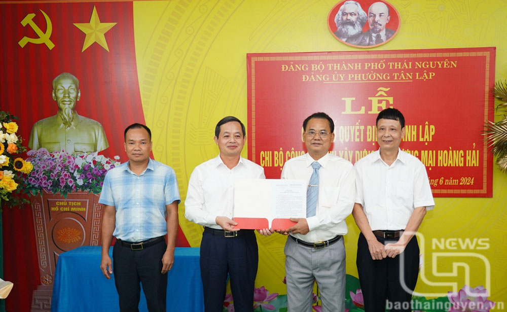 Đồng chí Phó Bí thư Thường trực Tỉnh ủy Phạm Hoàng Sơn trao quyết định thành lập Chi bộ Công ty TNHH Xây dựng và Thương mại Hoàng Hải.