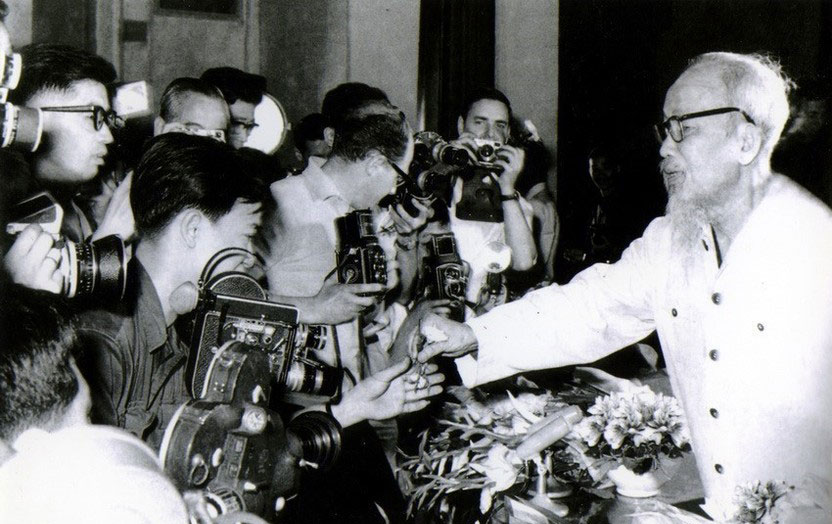 Chủ tịch Hồ Chí Minh gặp gỡ phóng viên các cơ quan báo chí tại Thủ đô Hà Nội tháng 5-1968. Ảnh: Tư liệu