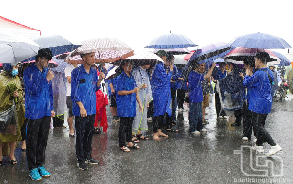 Các tình nguyện viên hỗ trợ thí sinh tại điểm thi Trường THPT Chuyên Thái Nguyên.