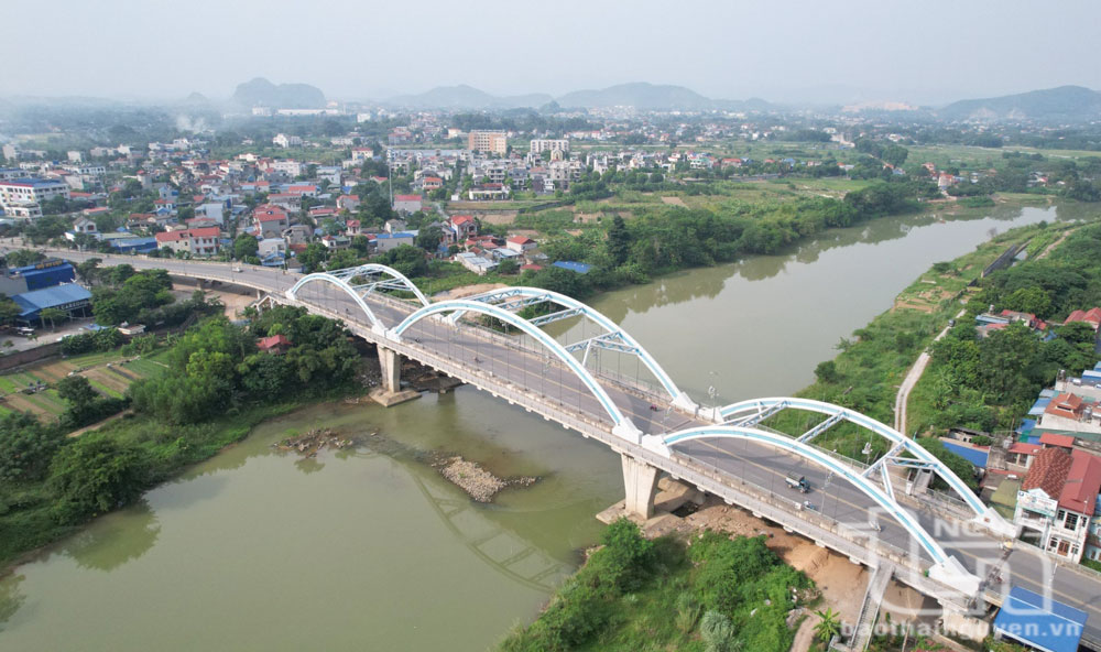 Các phương tiện có nhu cầu lưu thông từ khu vực trung tâm đi phía Bắc thành phố lưu thông theo các tuyến đường: Đội Cấn - Bến Tượng - cầu Bến Tượng - Quốc lộ 1B (cũ) - đường Bắc Kạn. Ảnh: Nguyên Ngọc