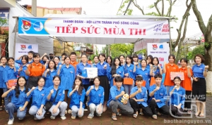 Thăm, tặng quà đội hình tiếp sức mùa thi