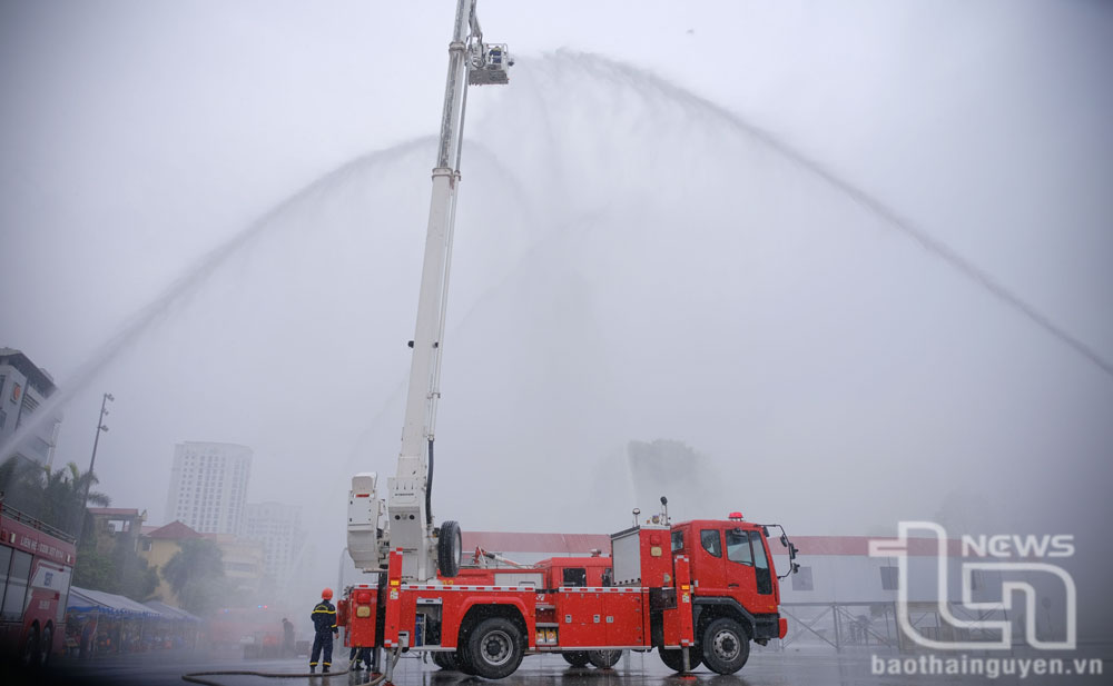 Demonstration of the firefighting and rescue team. 
