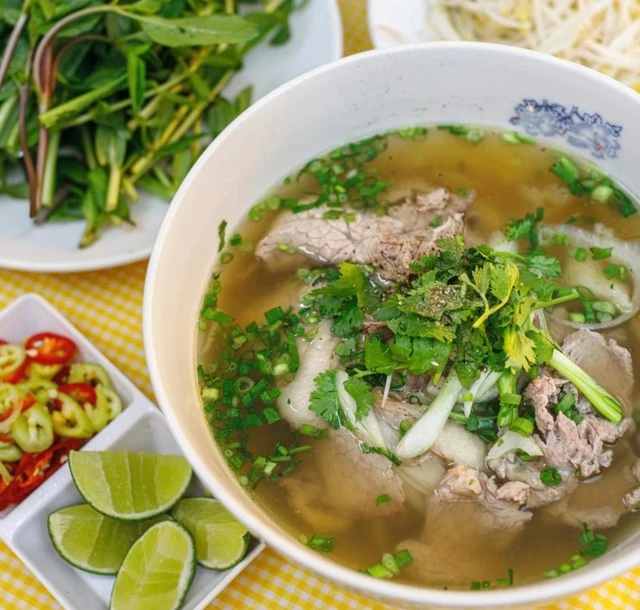 Một tô phở điển hình ở TP.HCM