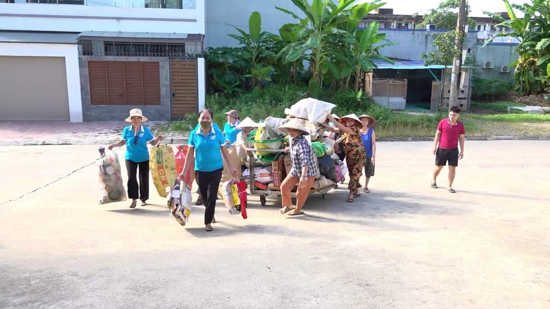 Hội viên phụ nữ tổ dân phố 9, phường Mỏ Chè (TP. Sông Công), thu gom rác thải tái chế để tạo quỹ hoạt động chung.