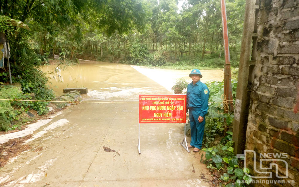 Xã Phúc Thuận (TP. Phổ Yên) cử lực lượng xung kích chốt chặn tại 2 đầu đoạn đường bị ngập khi trời mưa lớn ở xóm Phúc Tài để bảo đảm an toàn.