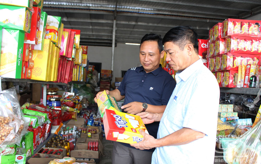 Ông Lại Văn Kiên (bên trái, Bí thư Chi bộ, người có uy tín ở xóm Nhe, xã Thành Công) là tấm gương điển hình về phát triển kinh tế của địa phương.