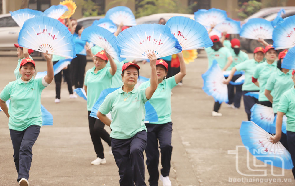 Hội viên phụ nữ thị trấn Đu (Phú Lương) tham gia trình diễn tiết mục múa quạt dưỡng sinh tại một hoạt động của Hội.