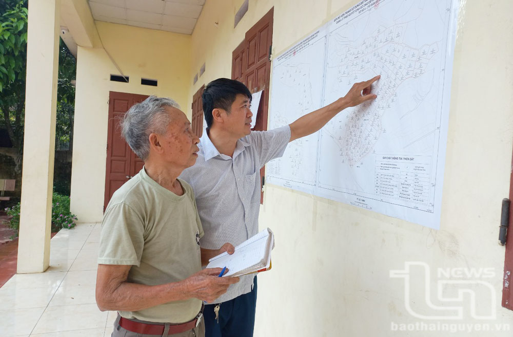 UBND xã Minh Đức (TP. Phổ Yên) niêm yết công khai bản đồ hiện trạng sử dụng đất và thông tin chủ sử dụng đất đối với phần diện tích đất nông, lâm trường tại nhà văn hóa các xóm.