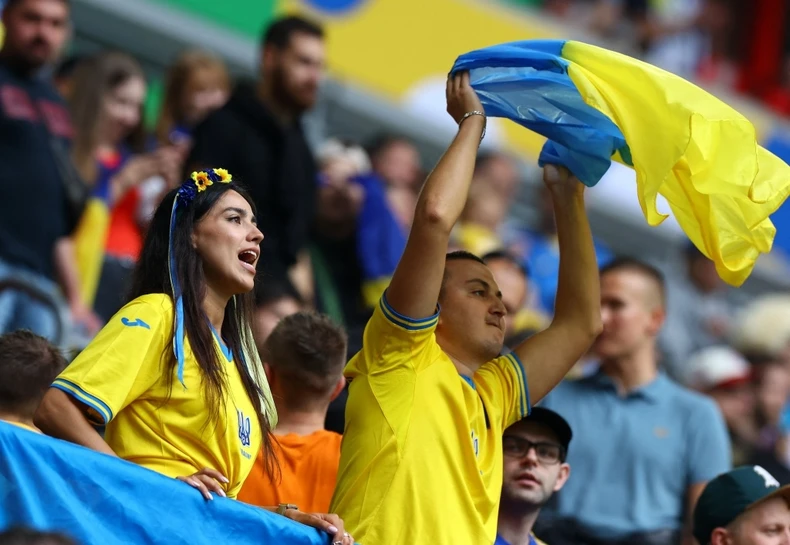 Bầu không khí đầy sôi động ở sân Düsseldorf Arena (Ảnh: Reuters)