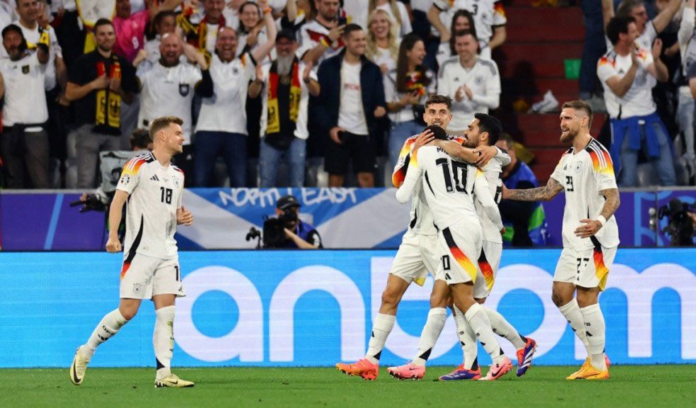 Cầu thủ Đức ăn mừng bàn thắng trong trận gặp Scotland.