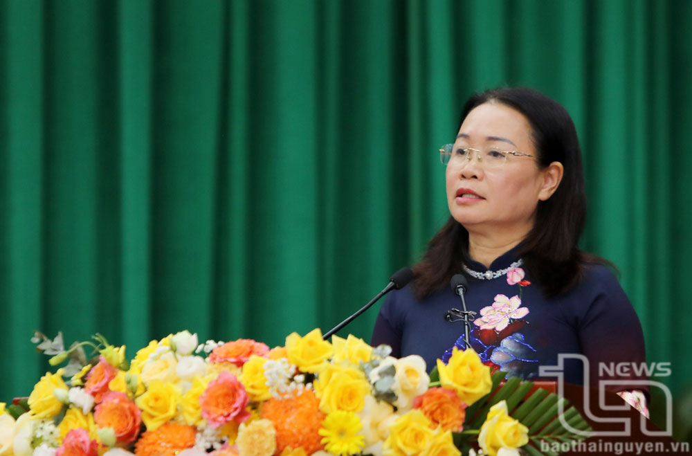 Đồng chí Nguyễn Thị Quỳnh Hương, Giám đốc Sở Lao động - Thương binh và Xã hội, trả lời chất vấn.