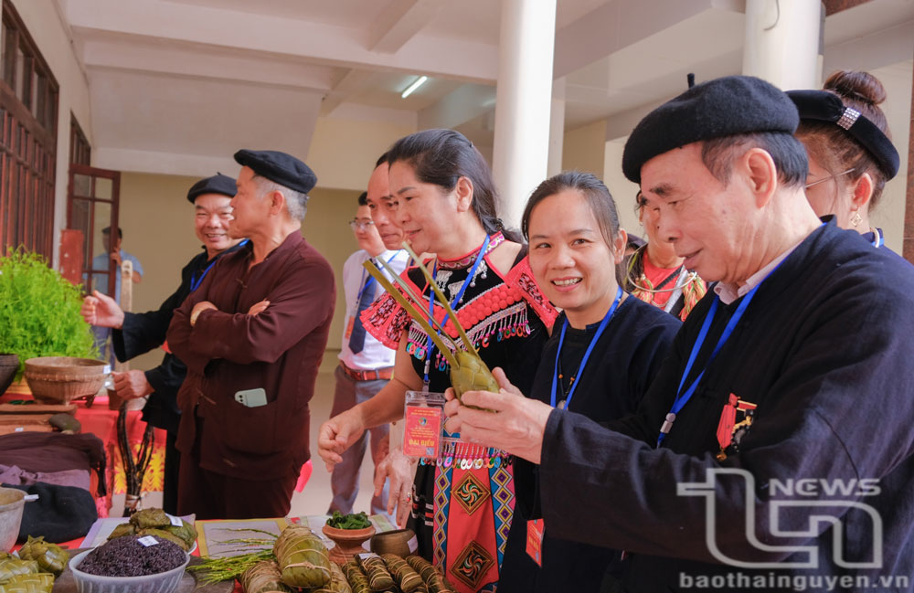 Các đại biểu tham quan gian trưng bày sản phẩm địa phương.