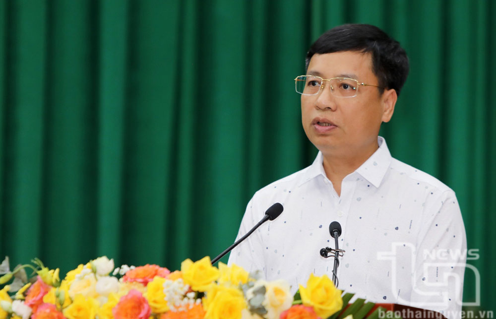 Đồng chí Phan Đức Cường, Trưởng Ban Dân tộc tỉnh, trả lời chất vấn của đại biểu.