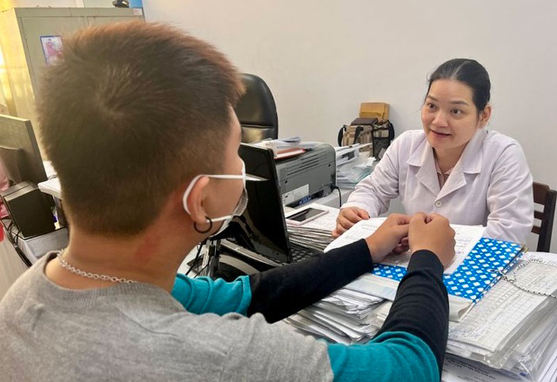 Tư vấn điều trị cho bệnh nhân tại tỉnh An Giang. Ảnh: Thùy Chi