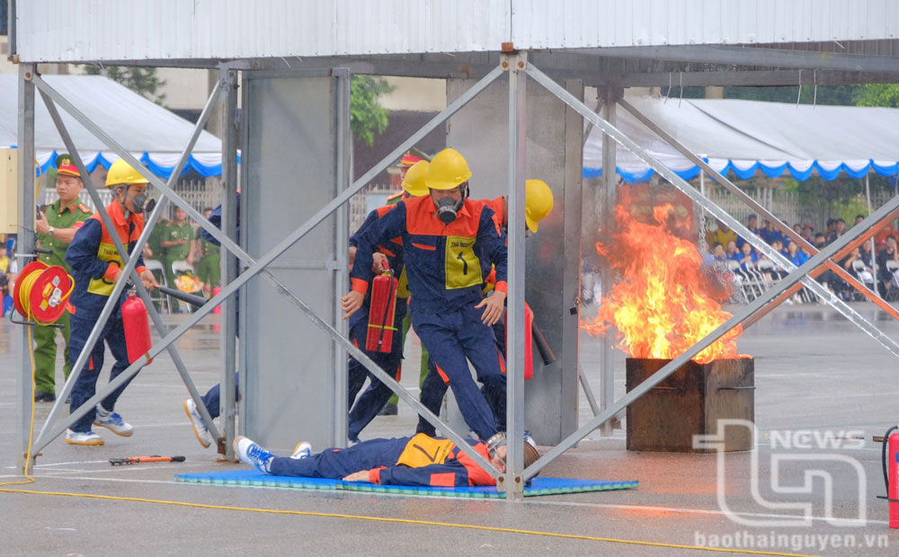 During the practical portion, teams demonstrated firefighting, rescue operations, and asset relocation.