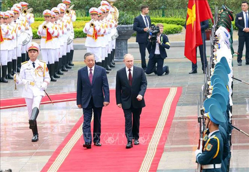 Chủ tịch nước Tô Lâm và Tổng thống Liên bang Nga Vladimir Putin duyệt Đội danh dự Quân đội nhân dân Việt Nam. (Ảnh: Nhan Sáng/TTXVN)