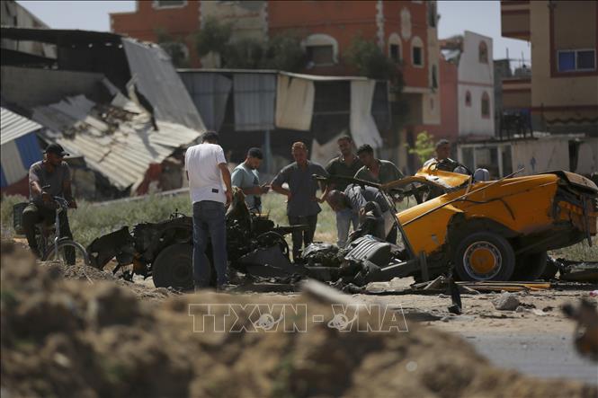 Phương tiện bị phá hủy sau cuộc tấn công của Israel vào trại tị nạn Nuseirat ở Dải Gaza ngày 8/6/2024. Ảnh: THX/TTXVN