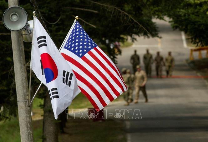 Quốc kỳ Hàn Quốc (trái) và quốc kỳ Mỹ (phải). Ảnh: REUTERS/TTXVN