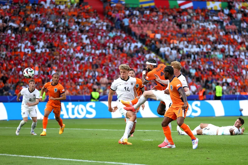Depay gỡ hoà cho Hà Lan bằng cú dứt điểm đẹp mắt. (Ảnh: UEFA)