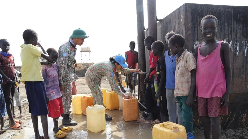 Soldiers from the Vietnamese Army Corps of Engineers at the UNISFA Mission instruct Abyei people to get water. (Photo: nhandan.vn)