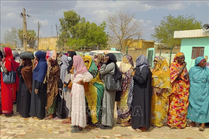 Người dân chờ nhận hàng viện trợ tại trại tị nạn ở Gedaref, Sudan ngày 19/5/2024. Ảnh: AFP/TTXVN