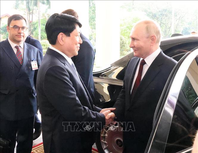 Ủy viên Bộ Chính trị, Thường trực Ban Bí thư Lương Cường đón Tổng thống Liên bang Nga Vladimir Putin tại sảnh Trụ sở Trung ương Đảng. Ảnh: Lâm Khánh/TTXVN