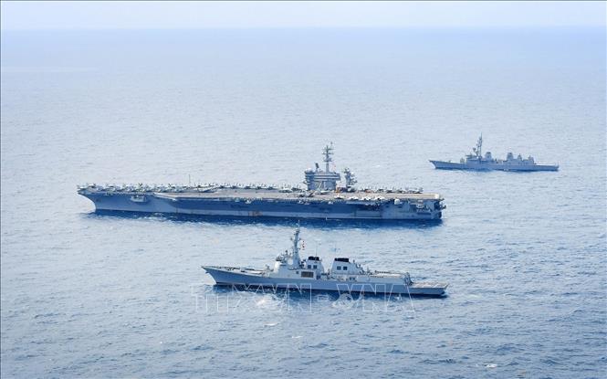 Tàu sân bay chạy bằng năng lượng hạt nhân USS Theodore Roosevelt của Mỹ (giữa) tham gia cuộc tập trận chung với lực lượng Nhật Bản và Hàn Quốc ở ngoài khơi đảo Jeju (Hàn Quốc), ngày 11/4/2024. Ảnh: Yonhap/TTXVN