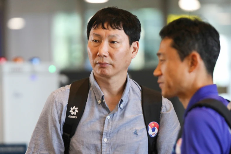 Huấn luyện viên Kim Sang Sik cùng các học trò tại sân bay Nội Bài. (Ảnh: VFF)