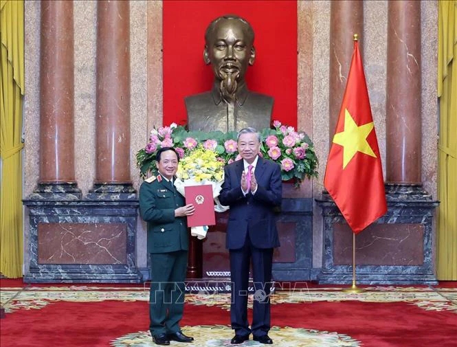 hủ tịch nước Tô Lâm trao Quyết định bổ nhiệm chức vụ Chủ nhiệm Tổng cục Chính trị Quân đội nhân dân Việt Nam cho Thượng tướng Trịnh Văn Quyết. (Ảnh: TTXVN)
