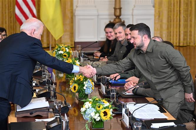 Tổng thống Ukraine Volodymyr Zelensky (phải) trong cuộc gặp Tổng thống Mỹ Joe Biden (trái) ở Washington, DC ngày 21/9/2023. Ảnh minh họa: AFP/TTXVN