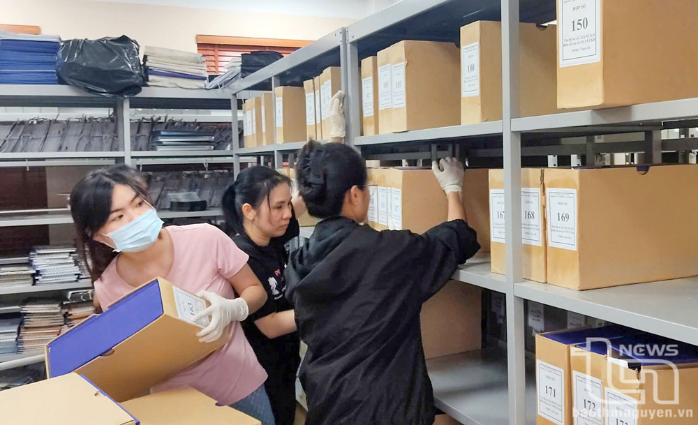 Bảo quản, sắp xếp tài liệu phục vụ bàn giao tổ chức bộ máy trong quá trình sáp nhập đơn vị hành chính cấp huyện tại Đồng Hỷ.