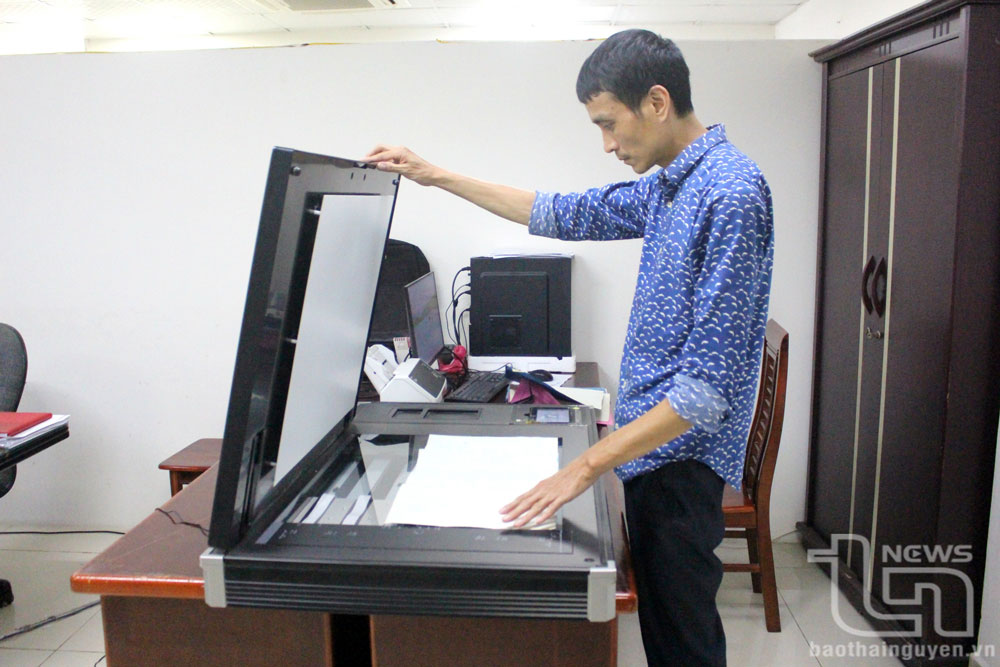 Tính đến ngày 4/6/2025, toàn tỉnh đã số hóa 5.864.248 trang tài liệu khổ A4. Trong ảnh: Cán bộ Trung tâm lưu trữ lịch sử tỉnh số hóa hồ sơ tại đơn vị.