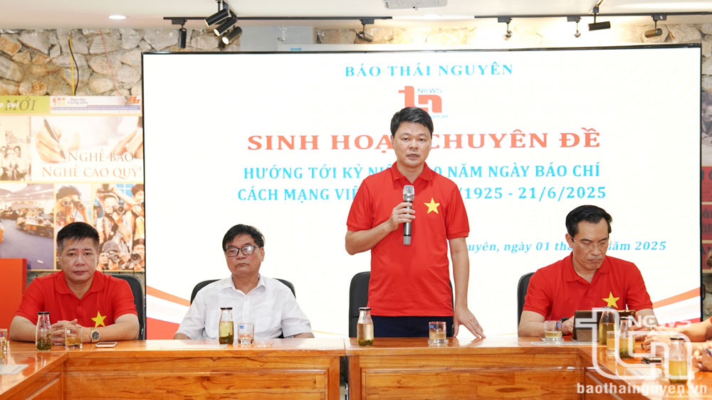Nhà báo Nguyễn Ngọc Sơn, Tổng Biên tập Báo Thái Nguyên, phát biểu tại buổi sinh hoạt chuyên đề.