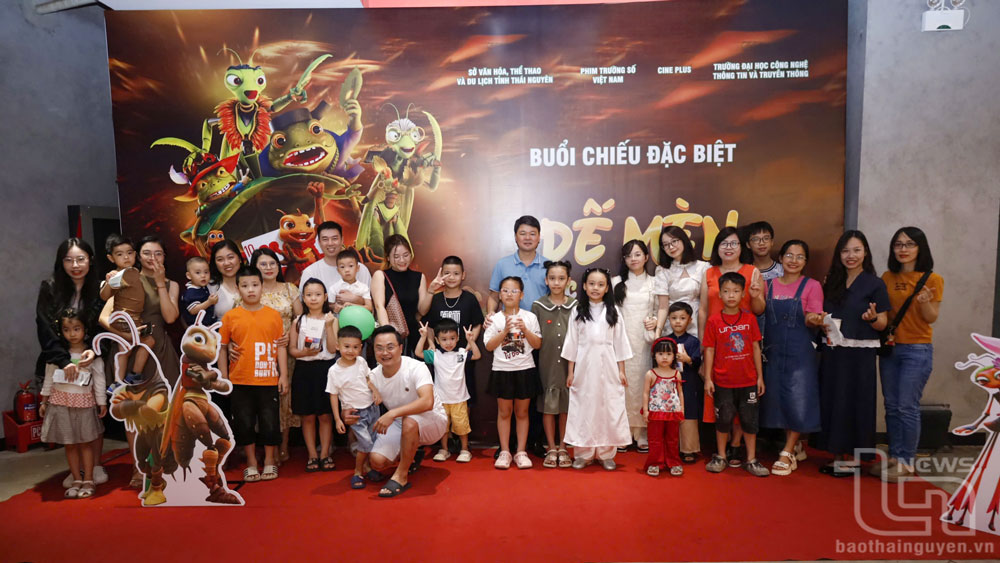 Chi đoàn Báo Thái Nguyên tổ chức cho thanh thiếu nhi cùng phụ huynh xem phim Dế mèn phiêu lưu ký, một hoạt động ý nghĩa trong dịp Hè.