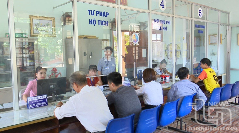 Bộ phận Tiếp nhận và trả kết quả UBND thị trấn Chợ Chu (Định Hóa) duy trì chế độ giải quyết thủ tục hành chính đúng hạn, kết hợp hướng dẫn người dân tiếp cận các tiện ích từ dịch vụ công.