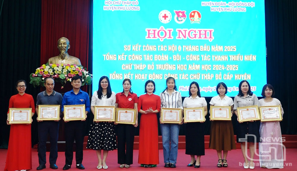 Hội Chữ thập đỏ huyện Phú Lương khen thưởng các tập thể, cá nhân có thành tích trong công tác thanh thiếu niên chữ thập đỏ năm học 2024-2025.