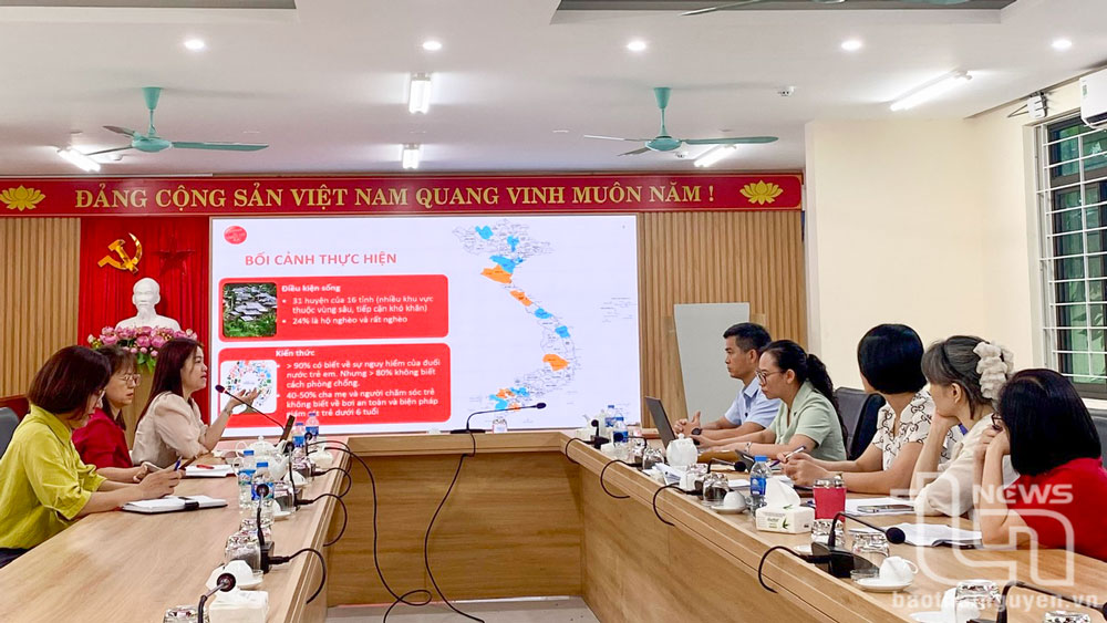 Đại diện Tổ chức CTFK trình bày các nội dung chính của Dự án.