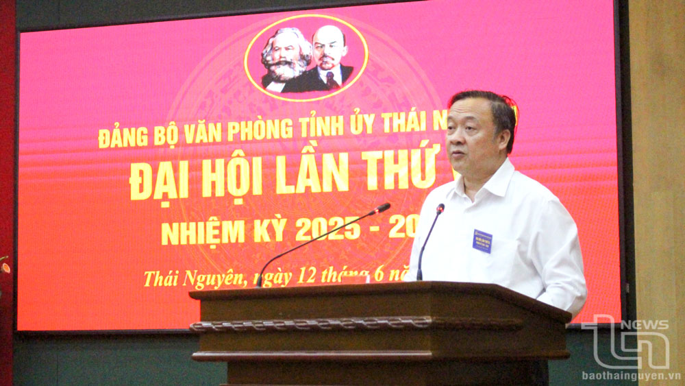 Đồng chí Hoàng Anh Trung, Phó Bí thư chuyên trách Đảng ủy các cơ quan Đảng tỉnh phát biểu chỉ đạo tại Đại hội.