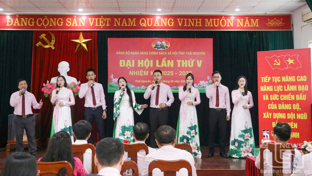 Tiết mục văn nghệ chào mừng Đại hội.